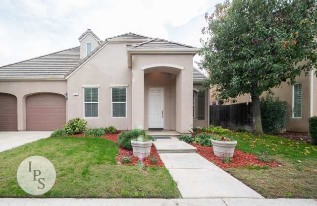 North Clovis Home, 3BR/2BA, Built 2005 - Lots of Amenities! photos photos