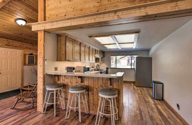 Gorgeous 2 Bed, 1.5 Bath Cabin Retreat on Big Creek Gallery 4