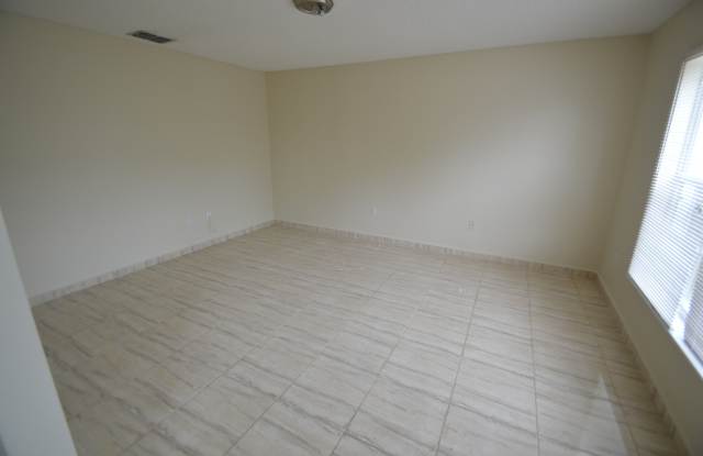 5 Bedroom Home in Deltona Lakes! AVAILABLE NOW! Gallery 3