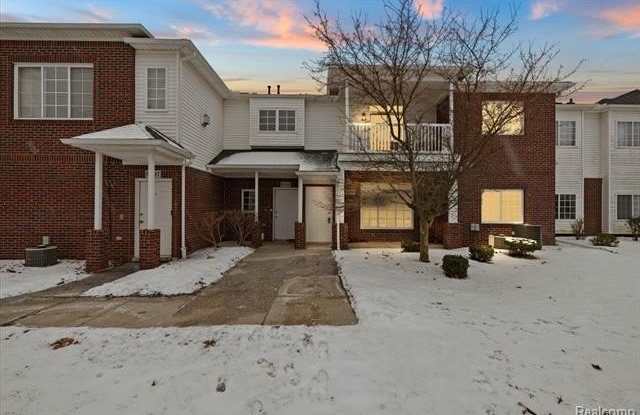 5685 TWIN OAKS Drive - 5685 Twin Oaks Drive, Sterling Heights, MI 48314