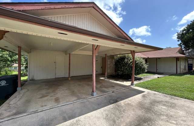2/1 Duplex on "The Hill" above Landa Park! / No Carpet / Fenced in Backyard/ NBISD Gallery 4