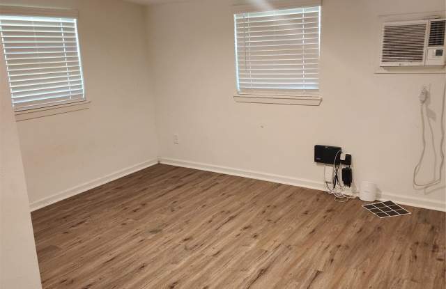 202 W Martin Gallery 3