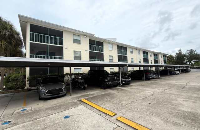 Beautifully Updated 2-Bedroom Condo in Prime Gulf Gate Location Gallery 1