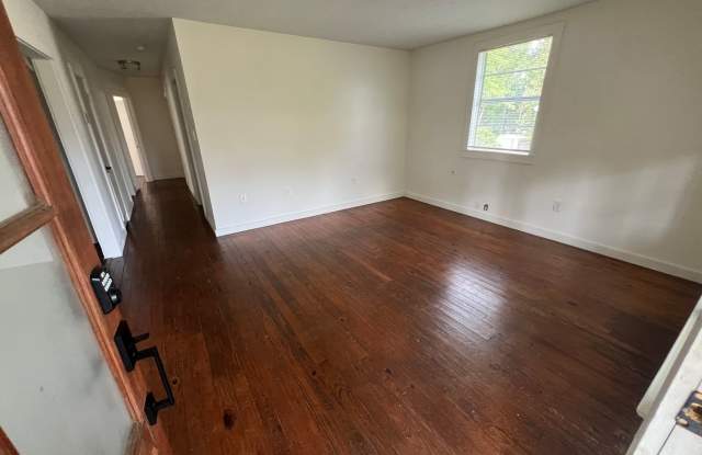 Standalone home with yard close to Square! Gallery 4