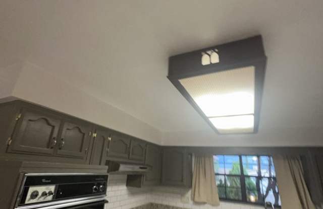 3 Bedroom, 2 Bathroom Home! Schedule a Showing! Gallery 4