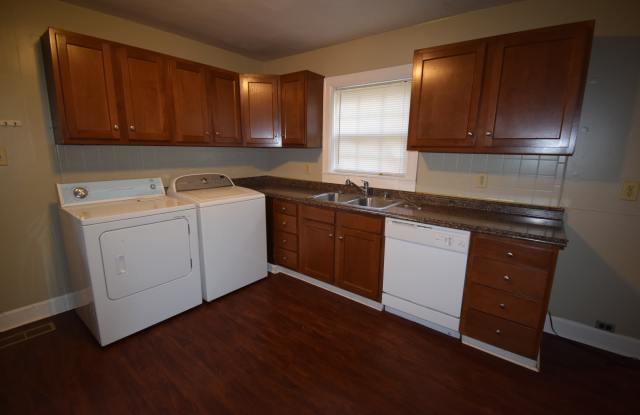 Pre-Leasing for July 2023! 4 Bedroom House Near Broadway! photos photos