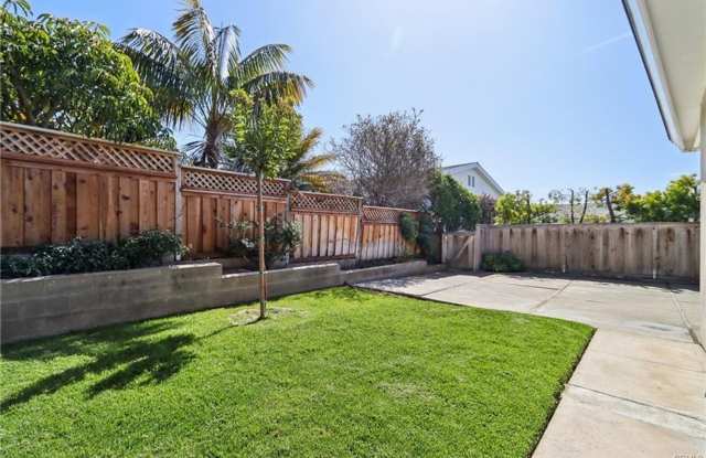 Charming one level beach cottage home in Morning Canyon with backyard and access to private beach photos photos