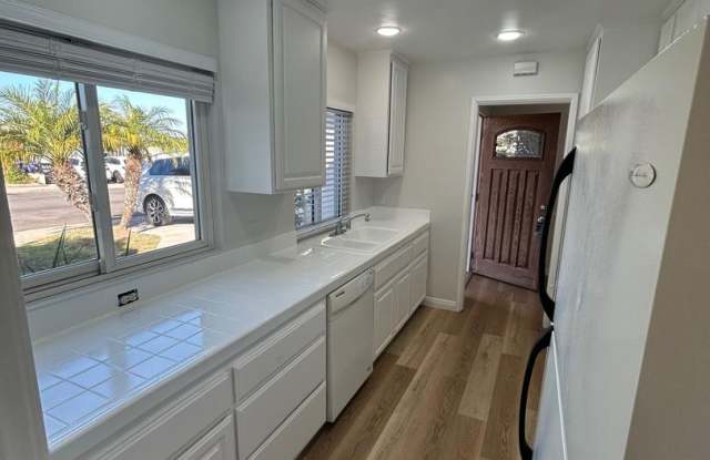 Beautiful, Remodeled 3BR/2BA ranch style home w/huge yard and washer/dryer available now!! Gallery 4