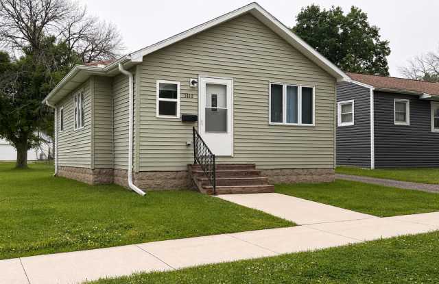 Remodeled 2 Bedroom Bungalow $925 photos photos