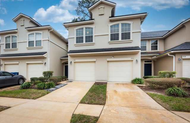 Beautiful 2-Bedroom Townhome with Loft  Screened Patio! - 3732 American Holly Road, Jacksonville, FL 32226