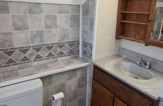 Charming 3BR House in Oswego Gallery 4