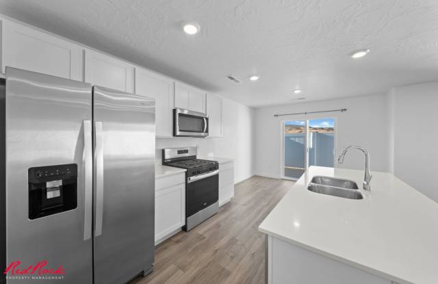 Beautiful 3 Bed Townhome with Amazing Amenities! photos photos