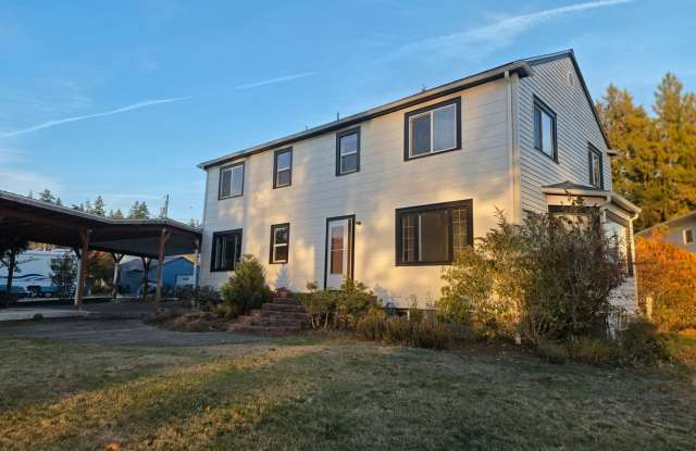 Historic Waterfront Home for Rent in Bremerton! 3 Bed / 1.75 Bath w/ a Mostly Finished Basement! Available Now! Gallery 4