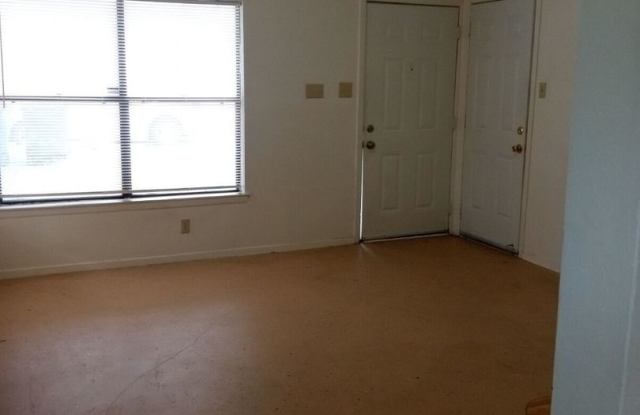 Cute 2/1 duplex with a garage Gallery 4