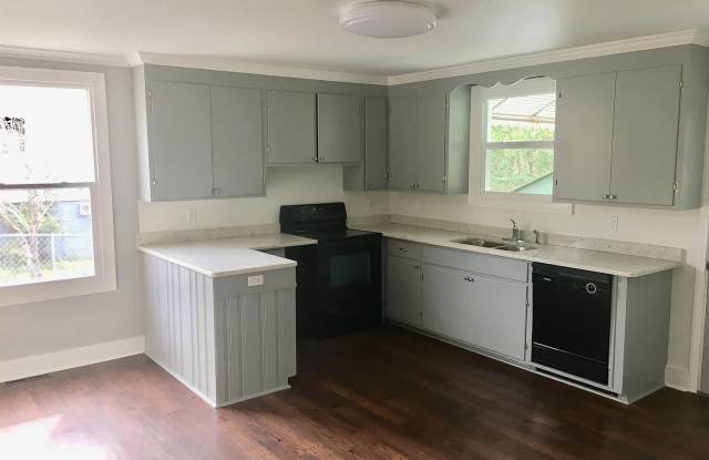 Beautiful 2 Bedroom 1 Bathroom Home with Spacious Living and Backyard photos photos