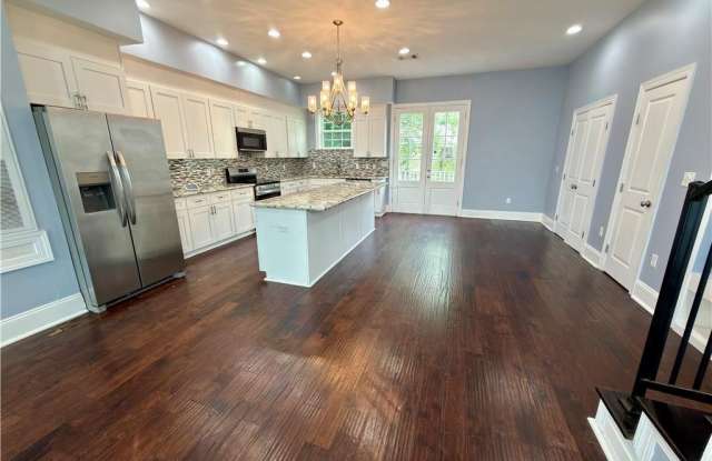 1305 FERRY Place Gallery 2