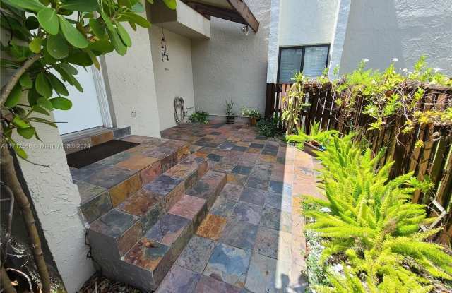 10282 NW 9th St Cir - 10282 Northwest 9th Street Circle, Fountainebleau, FL 33172
