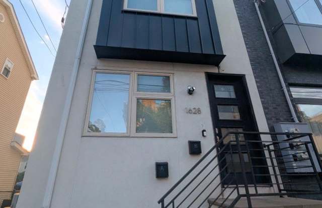 1628 N MARSHALL Street Gallery 1