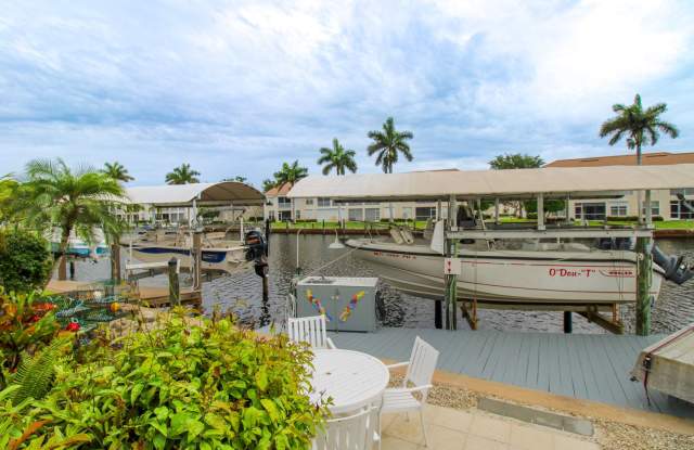 ** CALLING ALL BOATERS, NATURE AND BIRD LOVERS ** SEE DOLPHINS  MANATEES FROM YOUR PRIVATE DOCK ** 2-BED/2-BATH SINGLE FAMILY HOME IN PORT OF THE ISLANDS *** photos photos