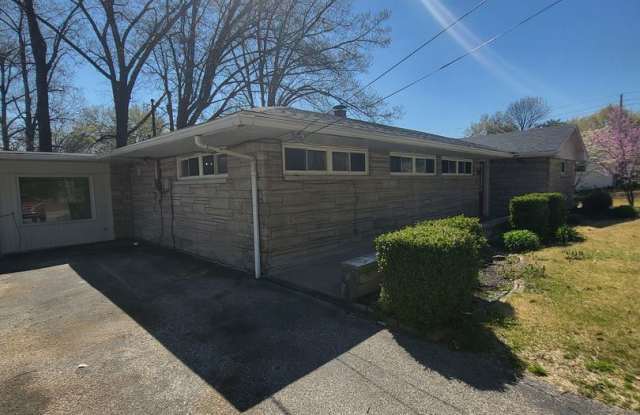 Newly remodeled large 4 bed house with 4 car garage Gallery 3