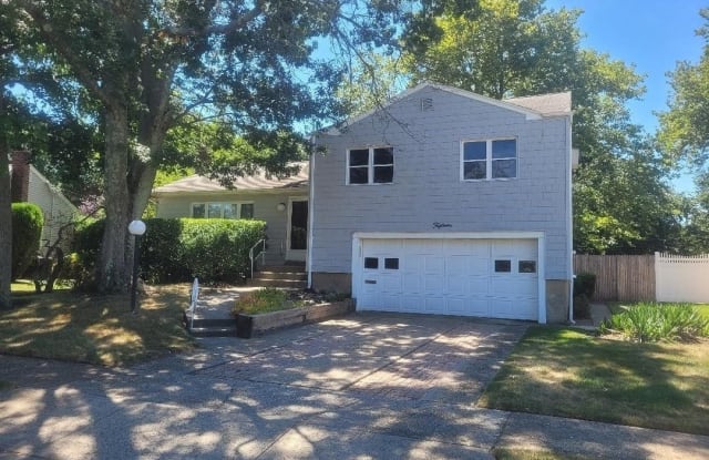 15 Audley Circle - 15 Audley Circle, Bethpage, NY 11803