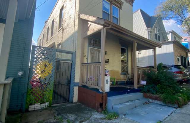 6 Bed/2.5 Bath Seconds From UC Main Campus Only $650/pp ($3900/mo) Gallery 3