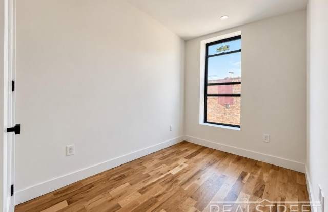 108 Rockaway Ave Gallery 4