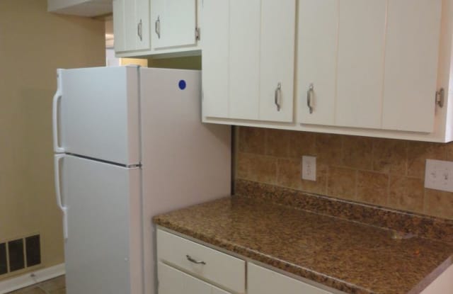 1033-8 S Brookside Ave - 1033 S Brookside Ave, Independence, MO 64053