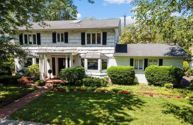 15 Sherwood Lane - 15 Sherwood Lane, Woodmere, NY 11516