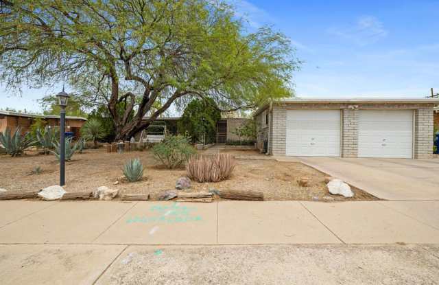 Eastside 4 Bedroom Home with Pool photos photos