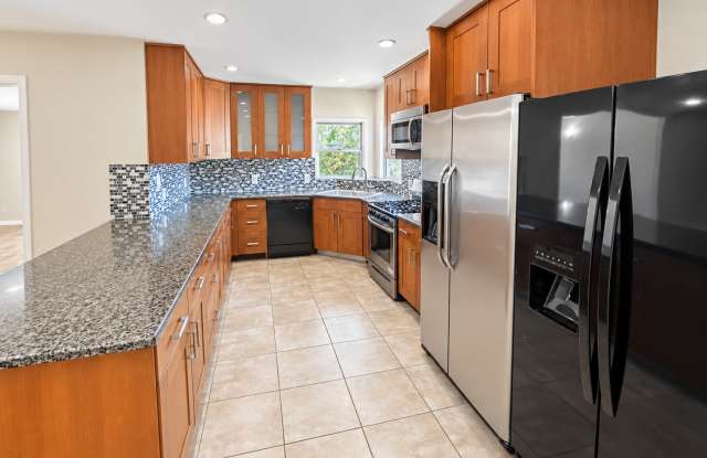 Great Location, Beautiful Pool! Gallery 4
