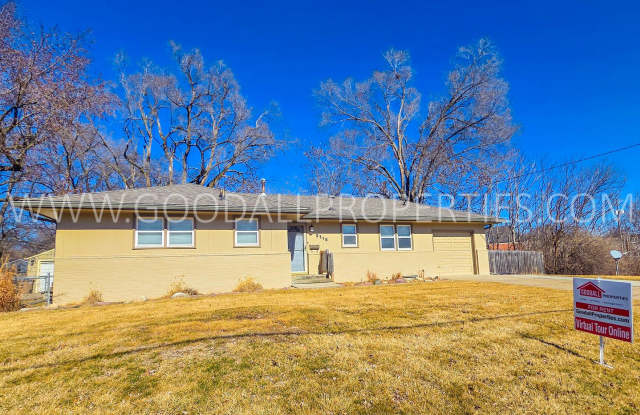 Charming 4-Bedroom Ranch in West Des Moines with a fenced in yard and a finished basement!! photos photos