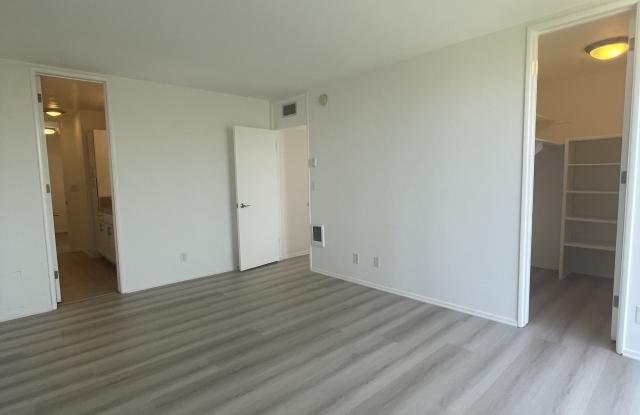 125 North Barrington Avenue Gallery 2