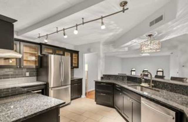 108 W Wells St #2 Gallery 2