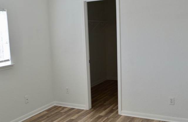 Amazing 4 bed 2 bath 2 story home in Hallie Heights! photos photos