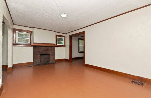 147 W. Hudson Avenue Gallery 4