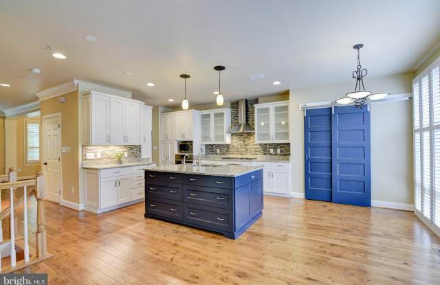 12198 CHANCERY STATION Circle Gallery 4