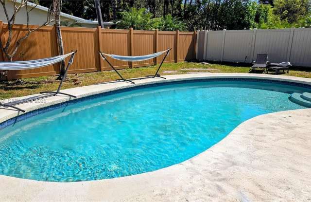 4360 NE 13th Ave photos photos