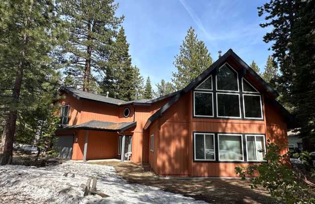 Unique and Spacious 3 Bedroom, 3 Bath Home in Gardner Mountain Neighborhood photos photos
