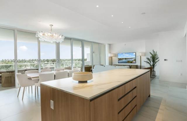 407 N Riverside Dr Gallery 1