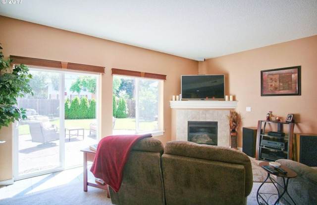 Excellent Location ! Nice Townhome with large fenced backyard. Close to shops, Walkscore is 70 ! Gallery 4