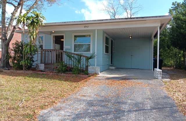 Wow, 2/1 with carport near 49th St - nice yard, too! photos photos