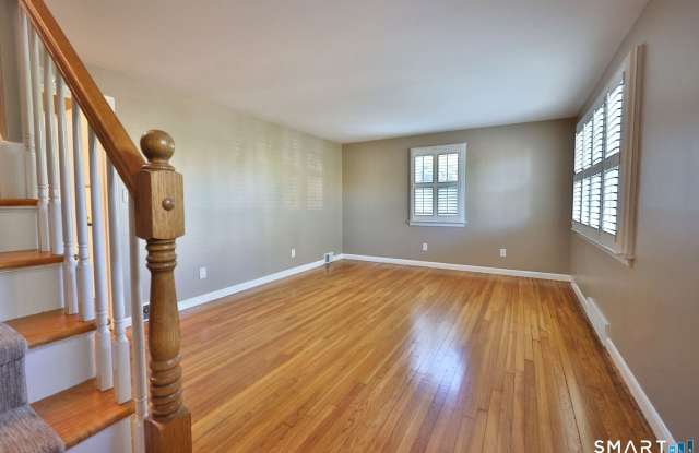 14 Maple Avenue S Gallery 3