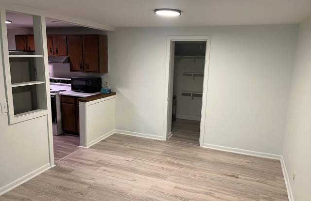 1 Bed 1 Bath Unit in Triplex | Charlotte Park Gallery 2