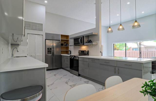 605 Leslie Dr Drive, Hallandale Beach, FL 33009 photos photos