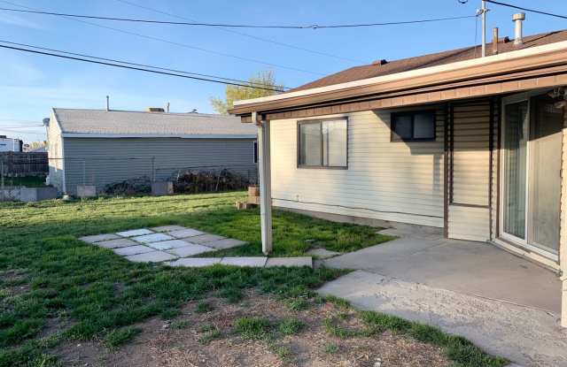 Three Bedroom Home in Kearns with very large detached garage! / Available now!! Gallery 4