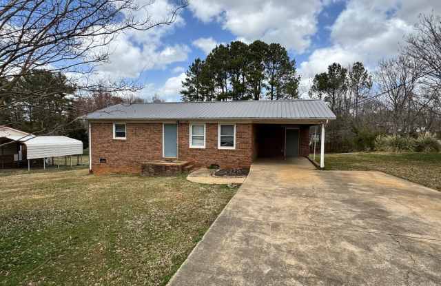 Single Family House in Cleveland County, NC (Shelby, NC) - 585 Winter Park Drive, Cleveland County, NC 28152