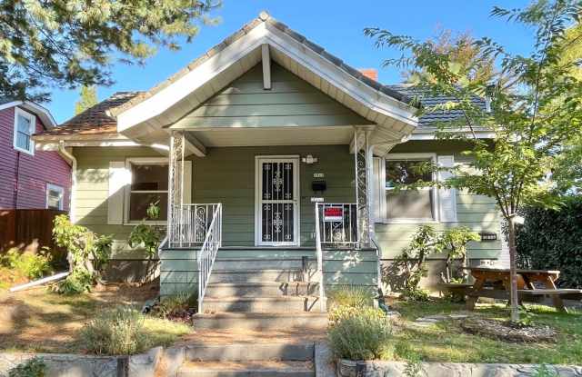 2+ Bed / 1 Bath Charming House (with basement) in Sellwood - 1515 Southeast Claybourne Street, Portland, OR 97202