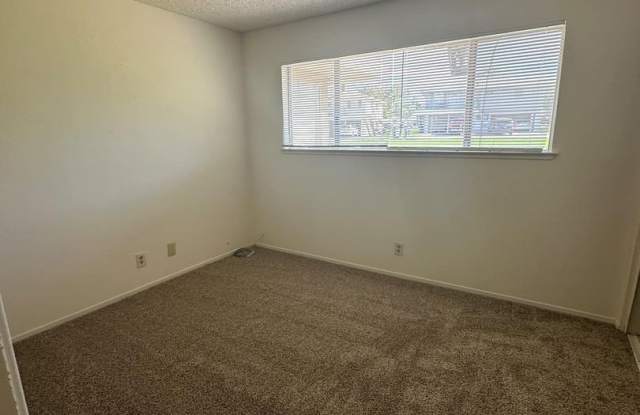 Convenient Auburn 2-Bed | New Carpet | 825 SF Gallery 3