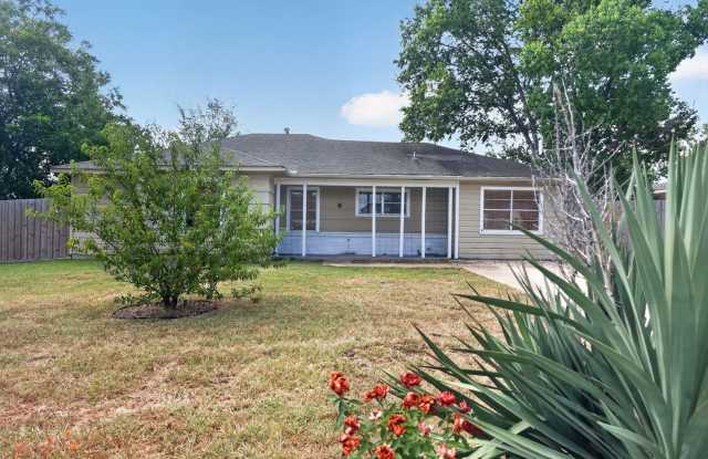 Charming 3 Bed / 2 Bath Home with Bonus Room – Fully Fenced Yard, Close to A&M! Gallery 4